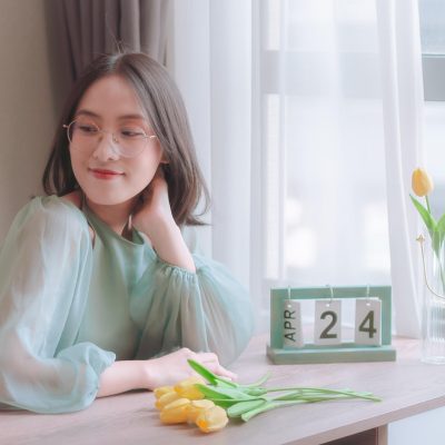上网加速器审校苏迟在窗边核对页面版权信息与投诉邮件，屏幕上并列打开着多份来源页面